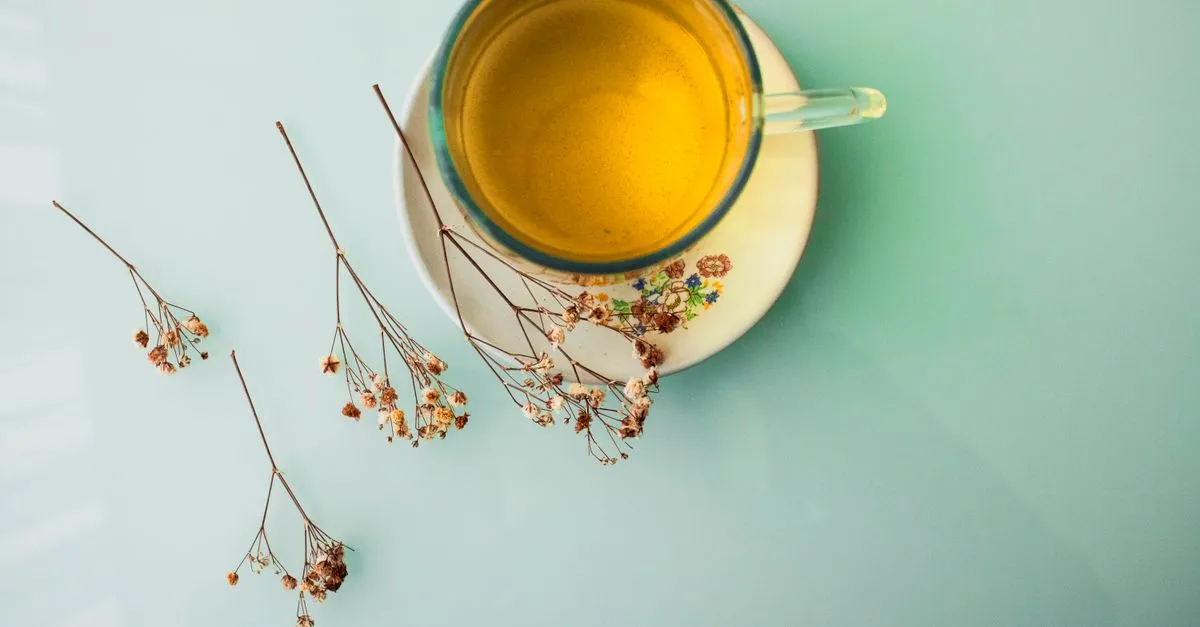 Chá detox emagrece? O que ele faz (e o que não)